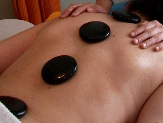 Massage mittels Steinen